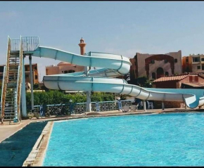 شاليه انيق مع مسبح وشاطئ جميل للعائلات فقط